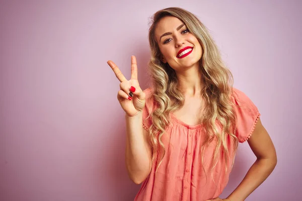 Jovem Mulher Bonita Vestindo Camiseta Sobre Fundo Isolado Rosa Sorrindo — Fotografia de Stock