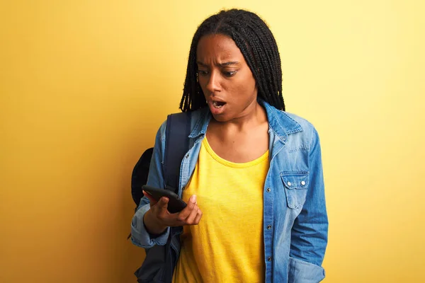 Estudiante Afroamericana Usando Teléfono Inteligente Pie Sobre Fondo Amarillo Aislado —  Fotos de Stock