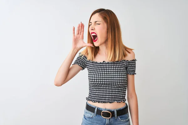 Schöne Rothaarige Frau Lässigem Shirt Die Vor Isoliertem Weißen Hintergrund — Stockfoto