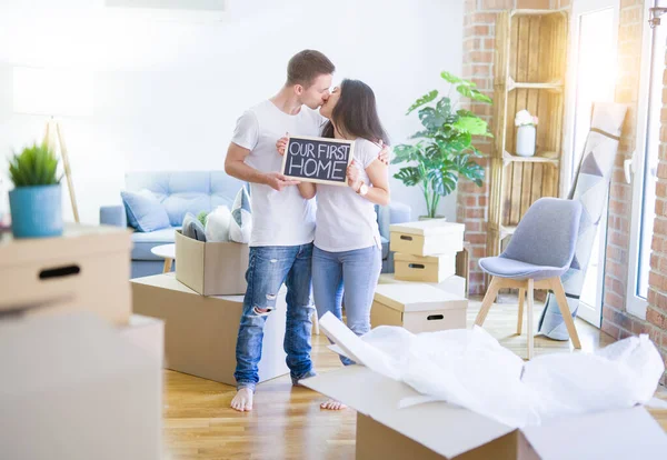 Young Beautiful Couple Standing Floor Holding Blackboard Message New Home — Stock Photo, Image