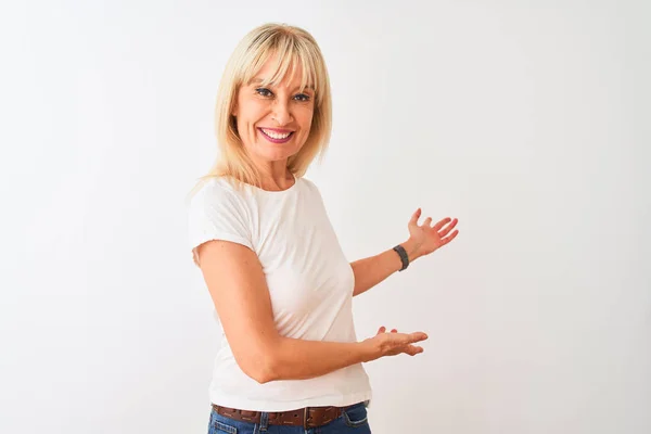 Mujer Mediana Edad Con Camiseta Casual Pie Sobre Fondo Blanco — Foto de Stock