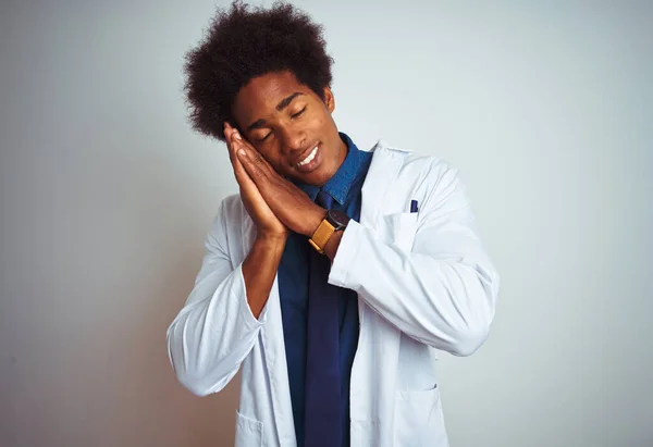 Mladý Afričan Americký Doktor Sobě Nosí Kabát Stojící Nad Izolovaným — Stock fotografie