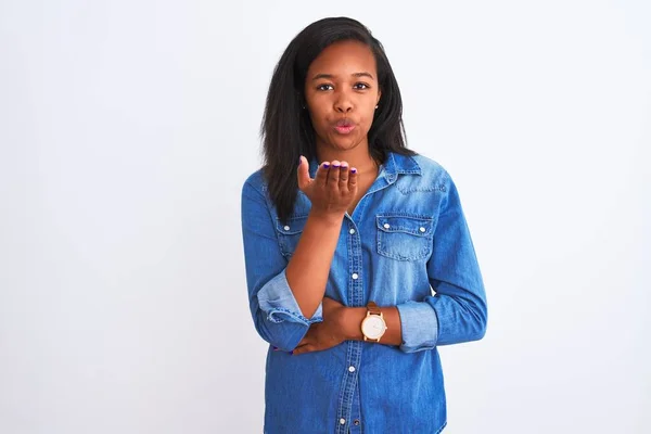 Belle Jeune Femme Afro Américaine Portant Une Veste Denim Sur — Photo