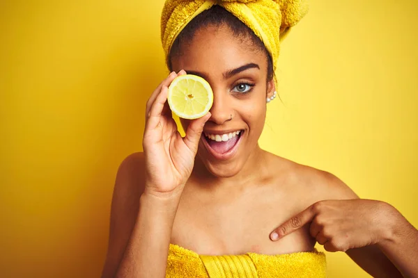 Afro Donna Che Indossa Asciugamano Dopo Doccia Tenendo Fetta Limone — Foto Stock