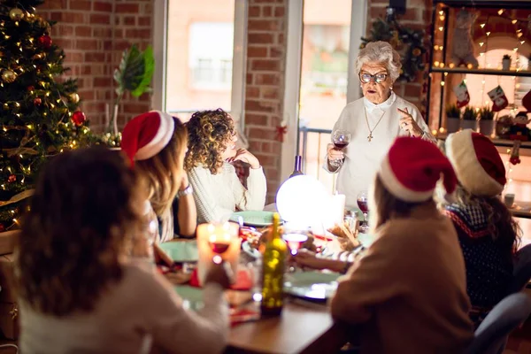 Schöne Gruppe Von Frauen Die Glücklich Und Zuversichtlich Lächeln Einer — Stockfoto