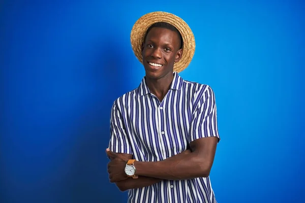 Африканский Американец Полосатой Рубашке Летней Шляпе Изолированном Синем Фоне Счастливое — стоковое фото