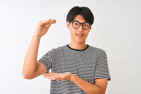 Homem Chinês Vestindo Óculos Marinho Listrado Shirt Sobre Fundo Branco — Fotografia de Stock