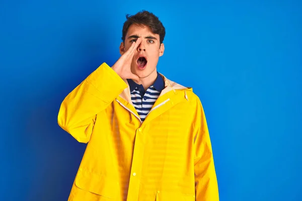 Nastoletni Rybak Ubrany Żółty Płaszcz Przeciwdeszczowy Odizolowanym Tle Krzyczący Krzyczący — Zdjęcie stockowe