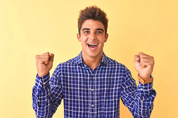 Mladý Pohledný Muž Který Nosí Neformální Košili Stojící Nad Izolovaným — Stock fotografie