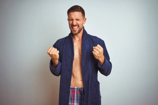 Sexig Skjorta Man Bär Bekväma Pyjamas Och Mantel Över Isolerad — Stockfoto