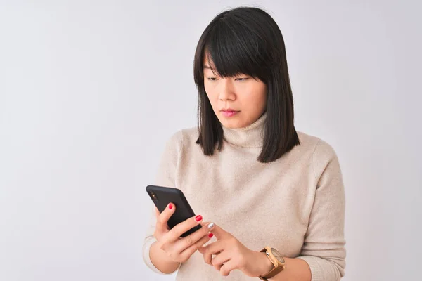 Jeune Belle Femme Chinoise Utilisant Smartphone Debout Sur Fond Blanc — Photo