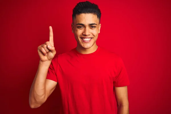 Jeune Homme Brésilien Portant Shirt Debout Sur Fond Rouge Isolé — Photo