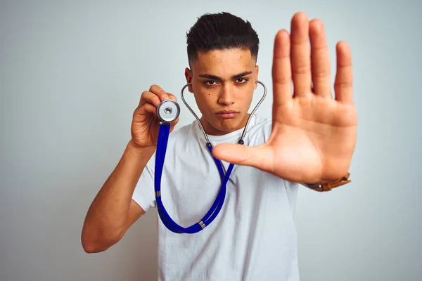 Jonge Braziliaanse Man Met Stethoscoop Staande Geïsoleerde Witte Achtergrond Met — Stockfoto