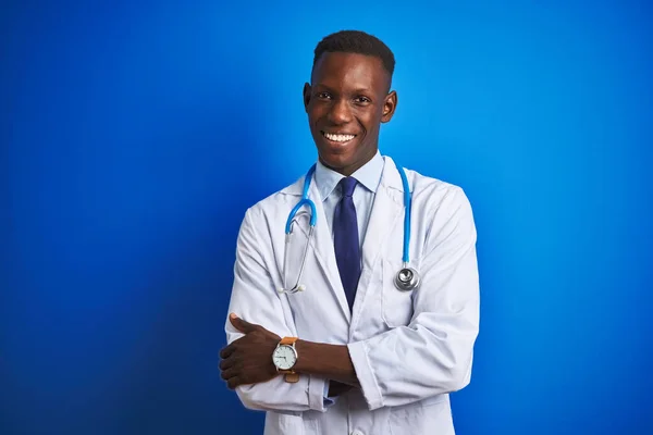 Homem Médico Afro Americano Vestindo Estetoscópio Sobre Fundo Azul Isolado — Fotografia de Stock