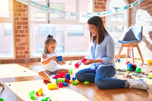 白人女孩在学校和女教师一起玩和学习 妈妈和女儿在玩具店里玩金块玩具 — 图库照片