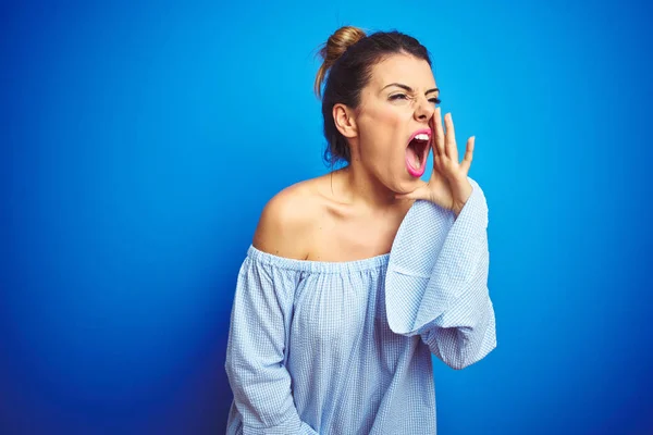 Joven Hermosa Mujer Con Peinado Moño Sobre Fondo Azul Aislado —  Fotos de Stock