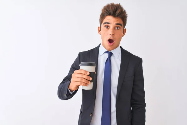 Mladý Pohledný Podnikatel Obleku Drží Kávu Přes Izolované Bílé Pozadí — Stock fotografie
