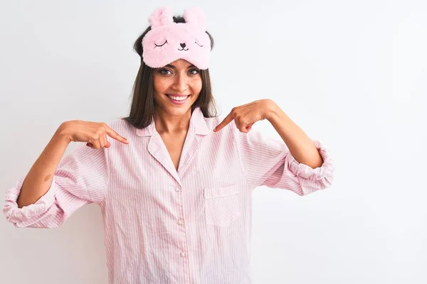 Jovem Mulher Bonita Vestindo Máscara Sono Pijama Sobre Fundo Branco — Fotografia de Stock