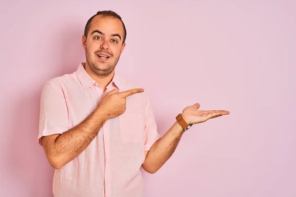Mladý Muž Elegantní Košili Stojící Nad Izolovaným Růžovým Pozadím Užaslý — Stock fotografie