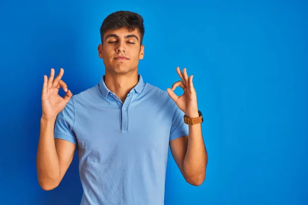 Junger Indischer Mann Lässigem Polo Der Vor Isoliertem Blauem Hintergrund — Stockfoto