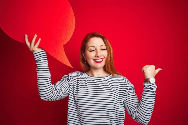 Junge Schöne Rothaarige Frau Hält Sprechblase Über Rotem Isoliertem Hintergrund — Stockfoto