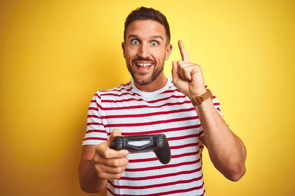 Joven Hombre Guapo Jugando Videojuegos Usando Juego Joystick Pad Sobre —  Fotos de Stock