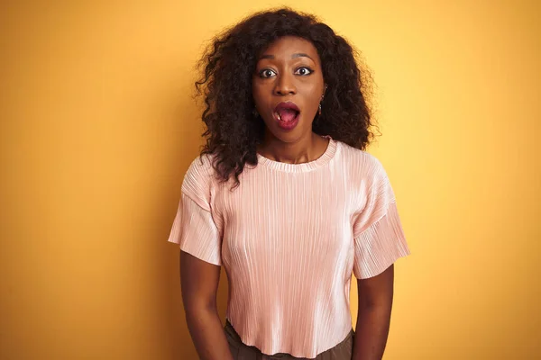 Mujer Afroamericana Vistiendo Camiseta Rosa Pie Sobre Fondo Amarillo Aislado — Foto de Stock