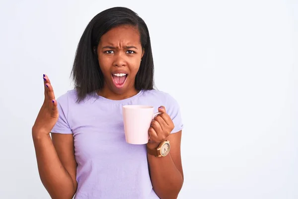 Joven Mujer Afroamericana Bebiendo Una Taza Café Sobre Fondo Aislado — Foto de Stock