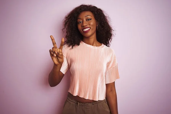 Genç Afro Amerikan Kadın Tişört Giyiyor Pembe Arka Plan Üzerinde — Stok fotoğraf