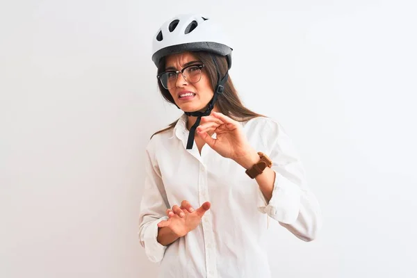 Schöne Geschäftsfrau Mit Brille Und Fahrradhelm Über Isoliertem Weißem Hintergrund — Stockfoto