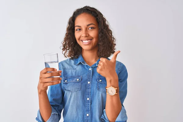 Молода Бразіліанка Тримає Склянку Води Стоячи Над Білим Фоном Щаслива — стокове фото
