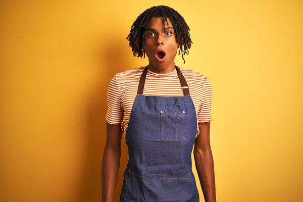 Homem Barista Afro Americano Com Dreadlocks Vestindo Avental Sobre Fundo — Fotografia de Stock