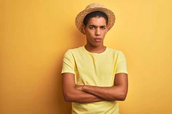 Tişört Yaz Şapkası Giyen Genç Yakışıklı Arap Adam Izole Edilmiş — Stok fotoğraf