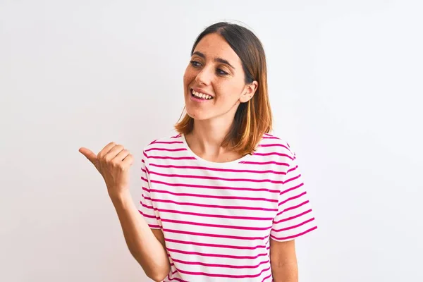 Hermosa Pelirroja Vistiendo Casual Rayas Camiseta Rosa Sobre Fondo Aislado —  Fotos de Stock