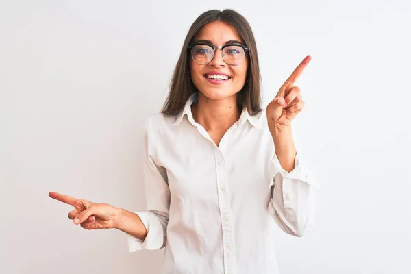 Jonge Mooie Zakenvrouw Met Een Bril Die Een Geïsoleerde Witte — Stockfoto