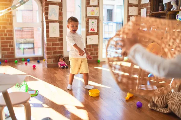 Adorabile Bionda Gemelli Giocare Basket Utilizzando Cesto Vimini Palla Intorno — Foto Stock