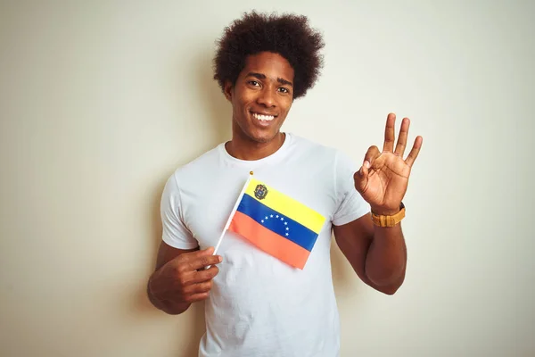 Afro Americano Segurando Venezuela Bandeira Venezuelana Sobre Fundo Branco Isolado — Fotografia de Stock