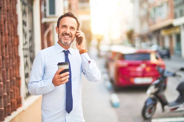 Středního Věku Hezký Podnikatel Mluví Smartphone Pití Odnést Kávu Úsměvem — Stock fotografie