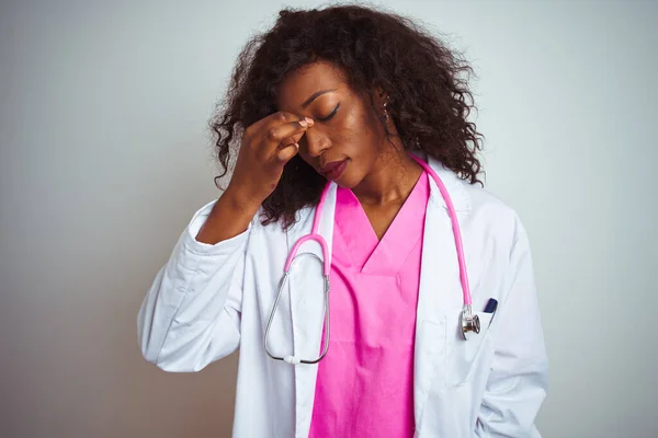 Afrikanische Amerikanische Ärztin Trägt Rosafarbenes Stethoskop Über Isoliertem Weißem Hintergrund — Stockfoto