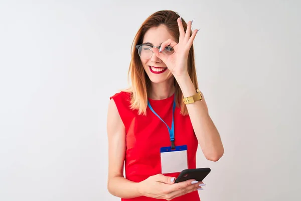 Rudowłosa Bizneswoman Noszenie Karty Identyfikacyjnej Przy Użyciu Smartfona Odizolowanym Białym — Zdjęcie stockowe