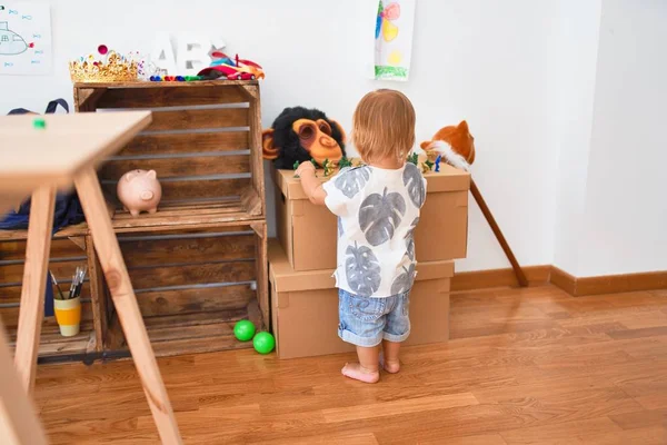 Schattige Peuter Spelen Rond Veel Speelgoed Kleuterschool — Stockfoto