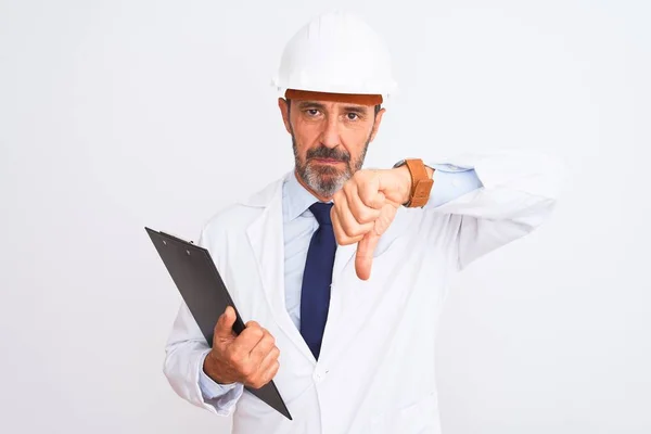 Engenheiro Sênior Homem Vestindo Capacete Segurança Segurando Prancheta Sobre Fundo — Fotografia de Stock