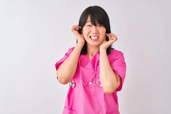 Mladá Krásná Čínská Ošetřovatelka Stetoskopem Přes Izolované Bílé Pozadí Zakrývající — Stock fotografie
