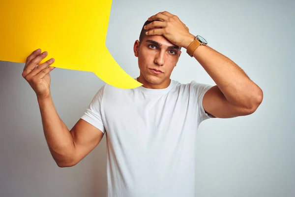 Jonge Man Met Gele Spraakzeepbel Witte Geïsoleerde Achtergrond Gestrest Met — Stockfoto