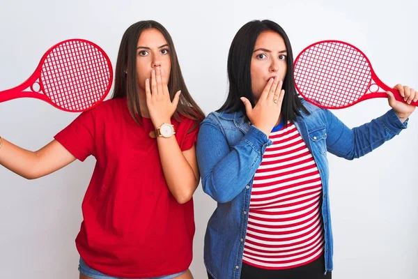 Jonge Mooie Sportvrouwen Houden Tennisracket Staande Geïsoleerde Witte Achtergrond Cover — Stockfoto