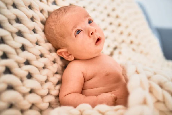 Schattige Baby Liggend Bank Deken Thuis Pasgeboren Ontspannen Rusten Comfortabel — Stockfoto