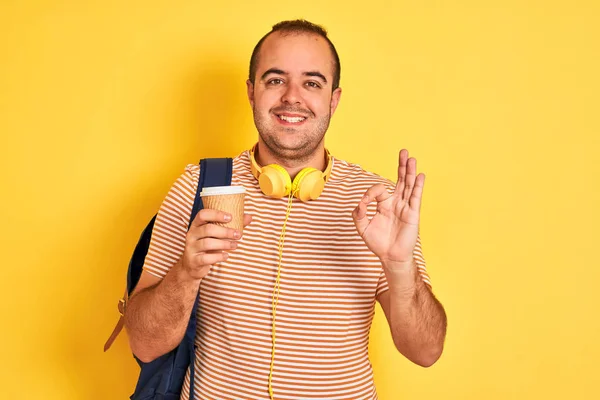 Student Muž Nosí Batoh Sluchátka Pít Kávu Přes Izolované Žluté — Stock fotografie