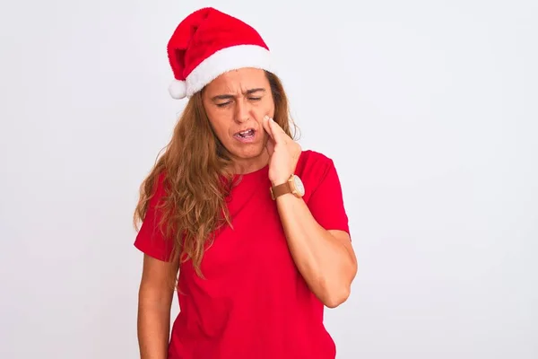 歯痛や歯の病気のために痛みを伴う表現で手で口に触れる孤立した背景にクリスマスの帽子をかぶっている中年の成熟した女性 歯医者の概念 — ストック写真