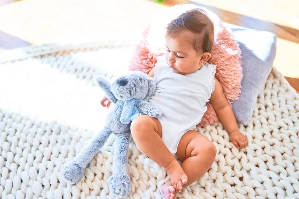 Bela Criança Feliz Jardim Infância Torno Brinquedos Coloridos Deitado Blacket — Fotografia de Stock