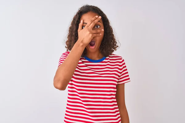 Mujer Brasileña Joven Vistiendo Camiseta Rayas Rojas Pie Sobre Fondo —  Fotos de Stock